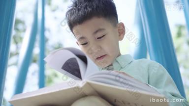 小男孩坐在户外看书
